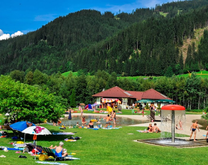 Badesee mit sonniger Liegewiese © TVB Eben im Pongau