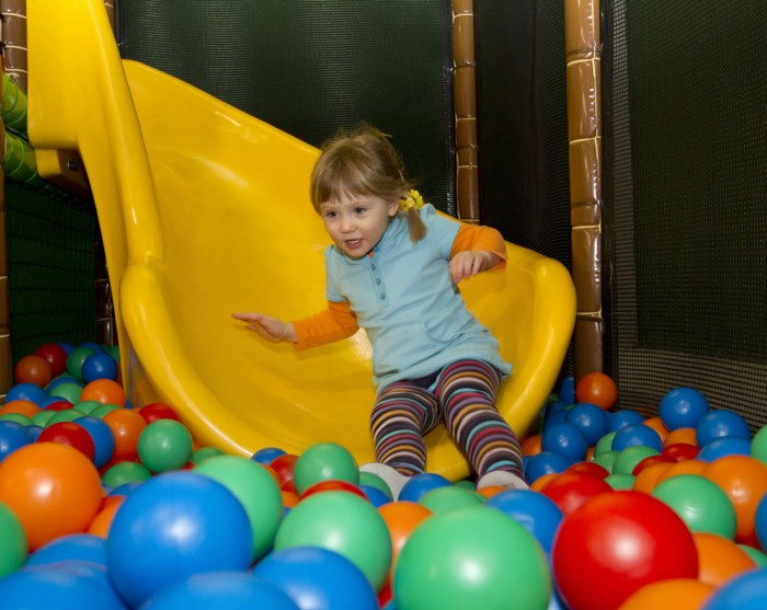 Kinderspielraum für Babies und Kleinkinder mit Bällebad im Landhotel Berger, Eben im Pongau