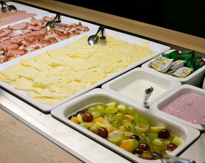 Wurst- und Käseauswahl am Buffet