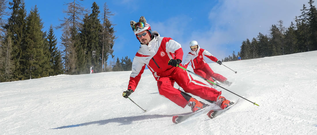 Skilehrer der Skischule Eben im Pongau auf der Skipiste des Monte Popolo