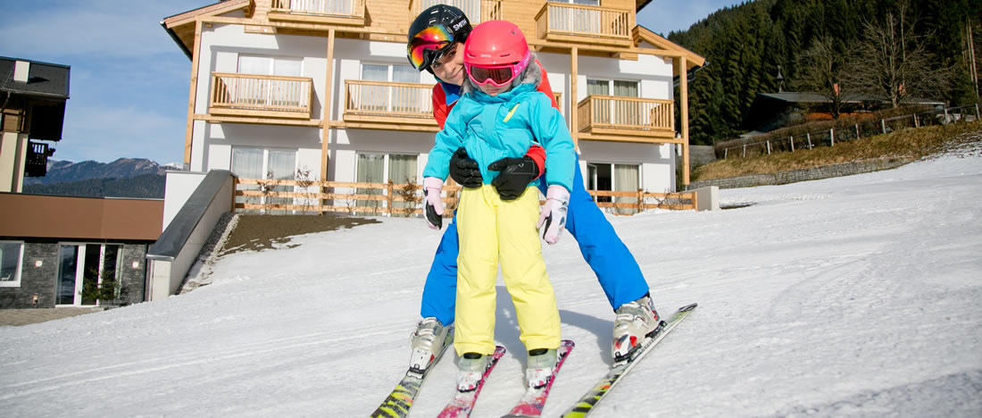 Spa&szlig; im Schnee im Skiurlaub mit der Familie in Ski amad&eacute;