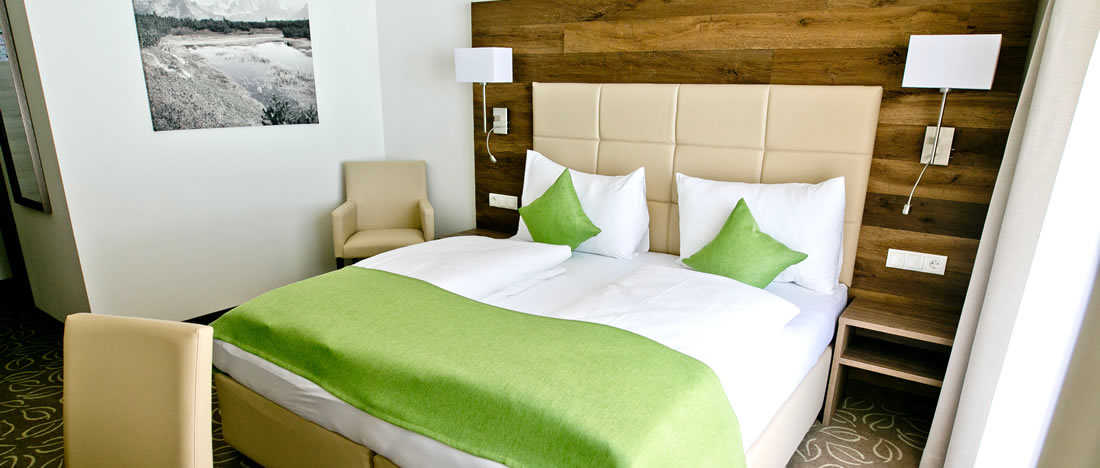 Familienzimmer mit Doppelbett und Stockbett für die Kinder