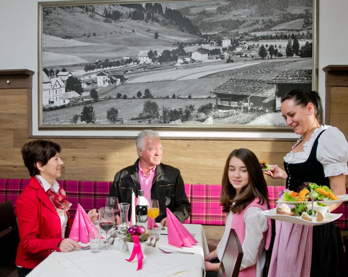 Gemütliches Beisammensein im Restaurant oder der Zirbenstube