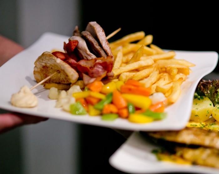 Grillspieß mit Pommes frites