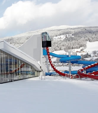 Kinder springen in Swimming-Pool