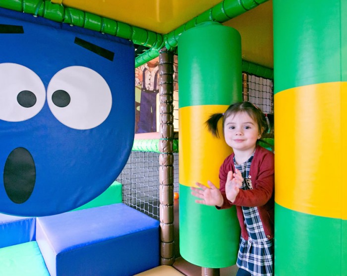 Funbox mit bunten Softplay-Elementen