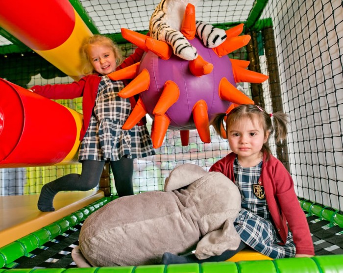 Funbox mit bunten Softplay-Elementen
