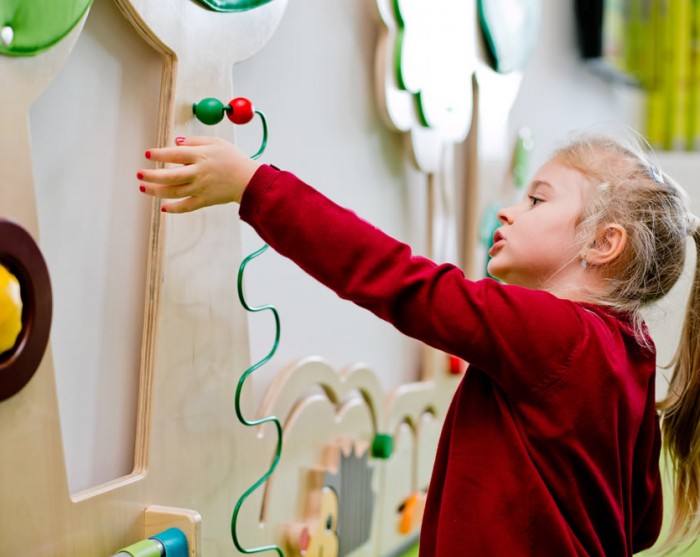 Holzmotorikspielwand im Walddesign