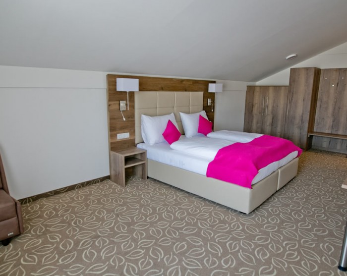 Modern eingerichtetes Schlafzimmer