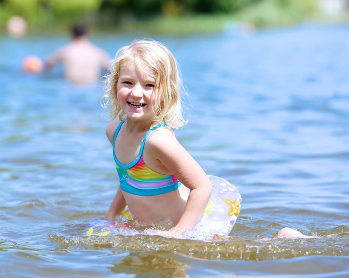 Schwimmen mit den Kindern im nicht weit entfernten Badesee in Eben