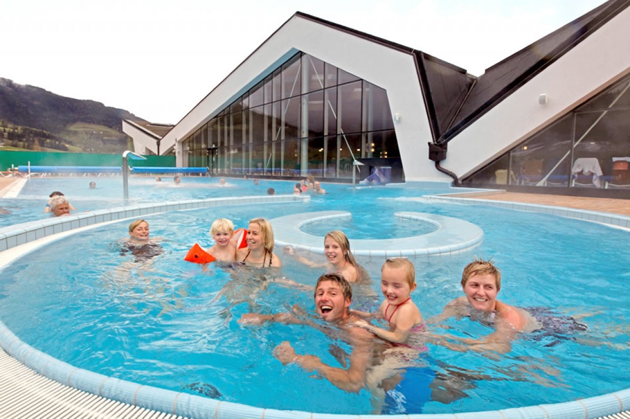 Schwimmen oder Entspannung im Au&szlig;enbecken in der Therme Amad&eacute; in Altenmarkt, Salzburger Land &copy; Altenmarkt-Zauchensee Tourismus