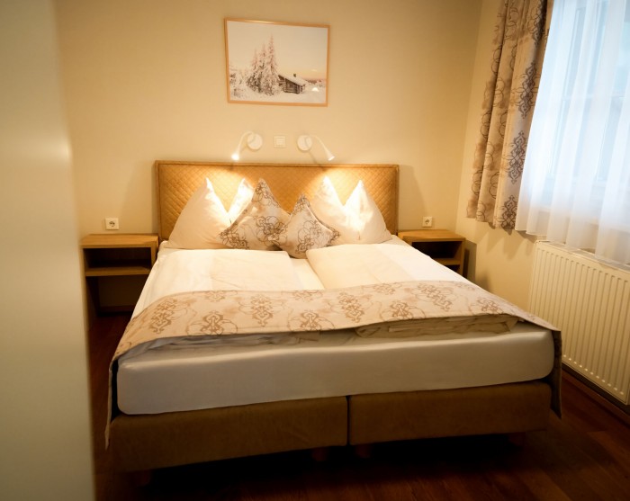 Schlafzimmer mit Doppelbett