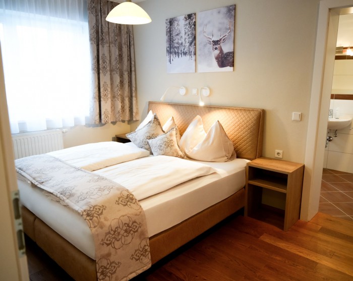 Schlafzimmer mit Doppelbett