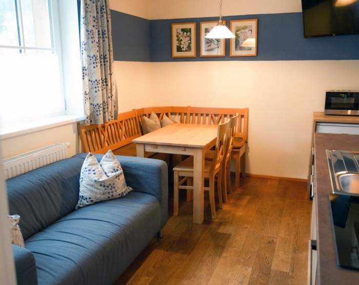 Wohnzimmer mit Couch und Esstisch