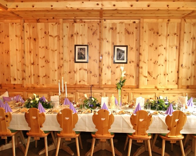 Gemütliches Esszimmer zum Abtrennen mit Zirbenholz ausgestattet